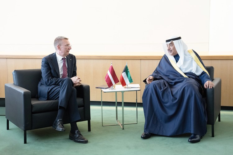 ممثل صاحب السمو الأمير الشيخ مشعل الأحمد سمو ولي العهد الشيخ صباح الخالد خلال اللقاء مع الرئيس إدغارز رينكيفيتش رئيس لاتڤيا