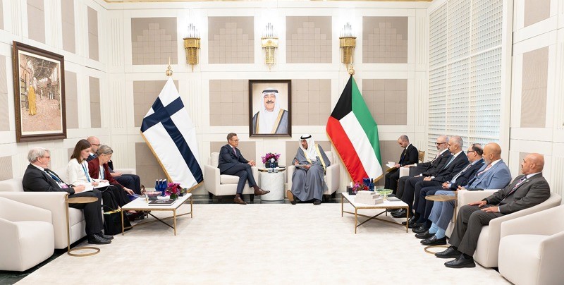 ممثل صاحب السمو سمو ولي العهد بحث مع رئيس فنلندا تطوير العلاقات الثنائية