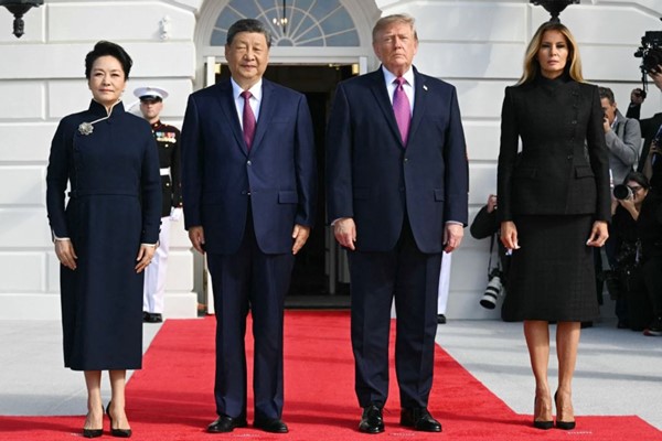  الرئيس الأميركي دونالد ترامب والسيدة الأولى ميلانيا يستقبلان الرئيس الصيني شي جينبينغ وعقيلته بنغ ليوان في البيت الأبيض (أ.ف.پ)