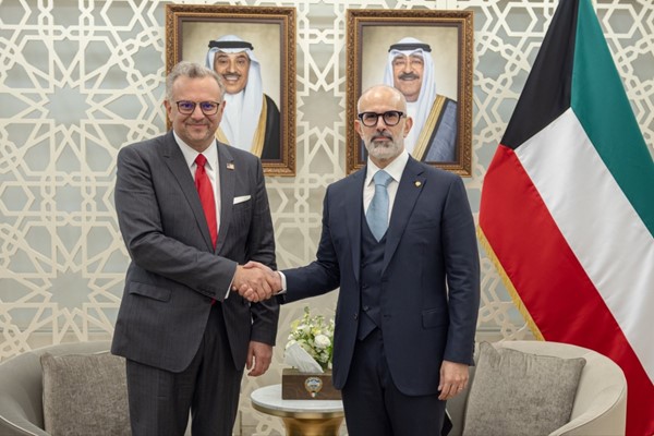 وزير الخارجية الشيخ جراح الجابر خلال اللقاء مع كبير مستشاري الرئيس الأميركي للشؤون العربية والأفريقية مسعد بولس