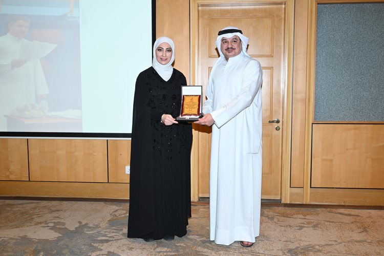 د. دلال العطار مكرمة خالد المفيدي