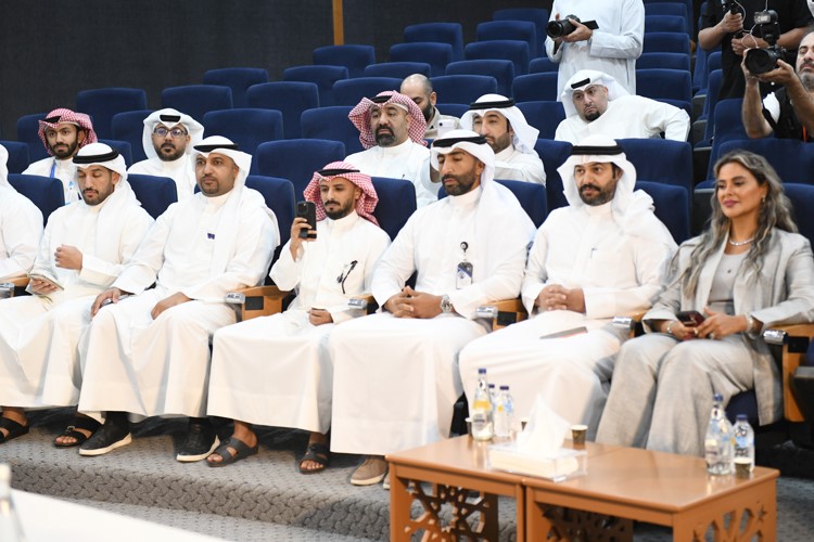 جانب من المسؤولين والرياضيين خلال المؤتمر الصحافي