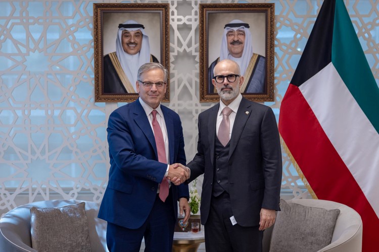 وزير الخارجية الشيخ جراح الجابر مع مساعد وزير الخارجية الأميركي لشؤون الشرق الأدنى دونالد بلوم