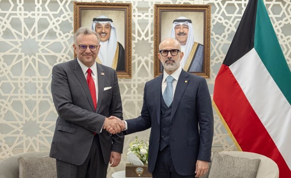 وزير الخارجية الشيخ جراح الجابر خلال اللقاء مع كبير مستشاري الرئيس الأميركي للشؤون العربية والأفريقية مسعد بولس
