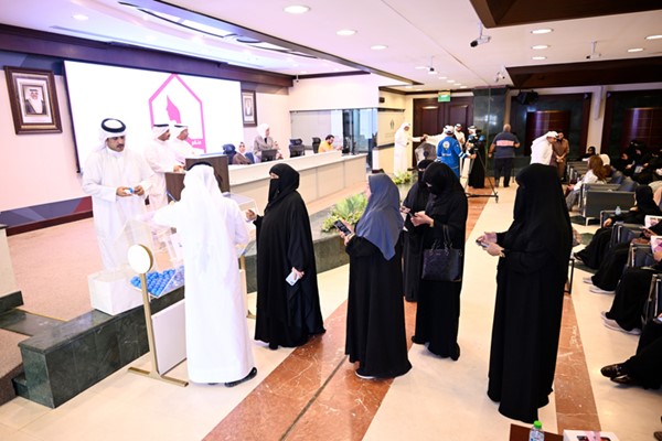   المواطنات خلال عملية القرعة
