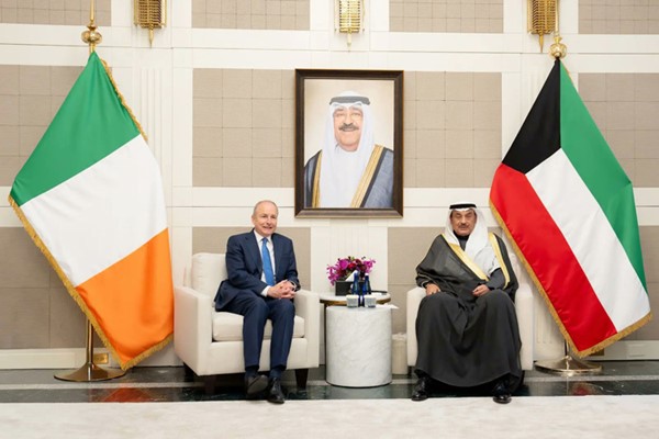 ممثل صاحب السمو الأمير الشيخ مشعل الأحمد سمو ولي العهد الشيخ صباح الخالد خلال لقائه رئيس وزراء أيرلندا الصديقة مايكل مارتن
