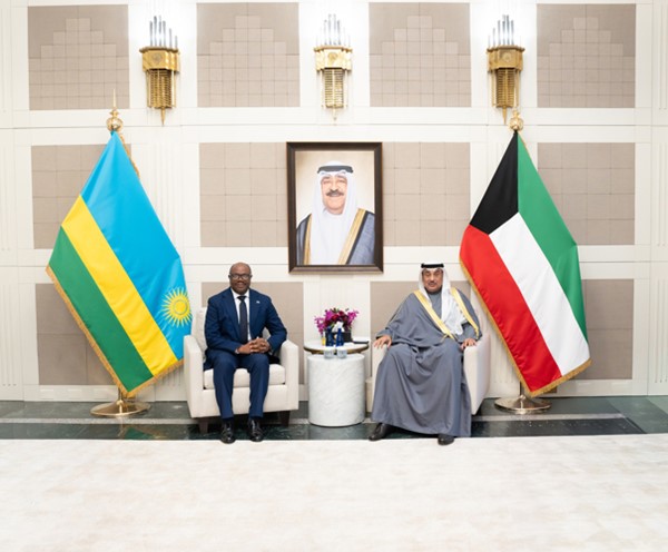 ممثل صاحب السمو الأمير الشيخ مشعل الأحمد سمو ولي العهد الشيخ صباح الخالد خلال اللقاء مع رئيس وزراء رواندا جاستن نسينغيومفا