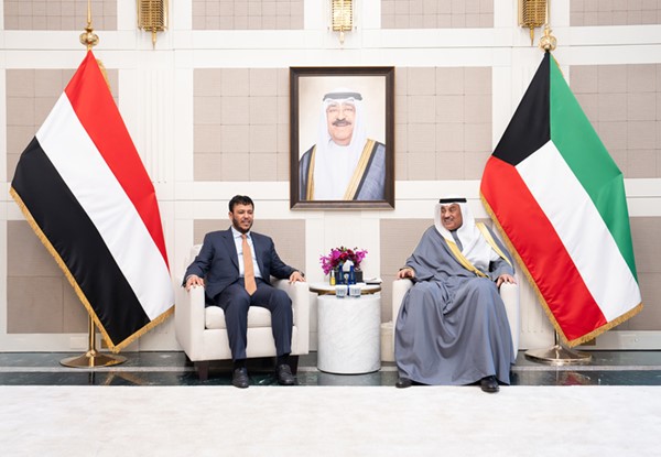 ممثل صاحب السمو الأمير الشيخ مشعل الأحمد سمو ولي العهد الشيخ صباح الخالد خلال اللقاء مع د. عبدالله العليمي باوزير نائب رئيس مجلس القيادة الرئاسي بالجمهورية اليمنية