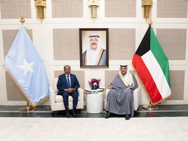 ممثل صاحب السمو الأمير الشيخ مشعل الأحمد سمو ولي العهد الشيخ صباح الخالد خلال اللقاء مع الرئيس د. حسن شيخ محمود رئيس الصومال