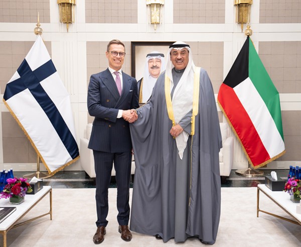 ممثل صاحب السمو الأمير الشيخ مشعل الأحمد سمو ولي العهد الشيخ صباح الخالد مستقبلا الرئيس ألكسندر ستوب رئيس جمهورية فنلندا