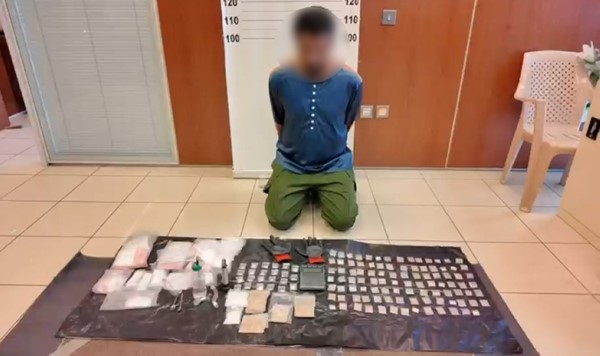 «أمن حولي» تضبط بنغلاديشياً بـ 126 كيساً من المواد المخدرة