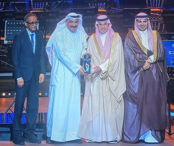  بدر الدعي يتسلم فضية التلفزيون