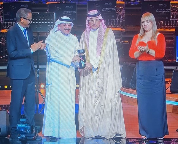  د. يوسف السريع يتسلم فضية الاذاعة