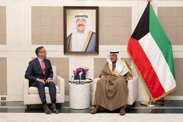 ممثل صاحب السمو الأمير الشيخ مشعل الأحمد سمو ولي العهد الشيخ صباح الخالد مستقبلا الرئيس التنفيذي لشركة (AI Scale) العالمية فرانسيس ديسوزا