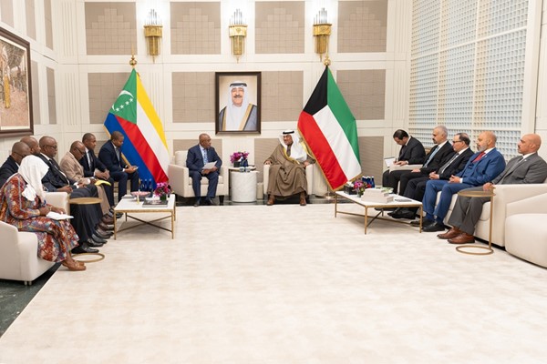 ممثل صاحب السمو الأمير الشيخ مشعل الأحمد سمو ولي العهد الشيخ صباح الخالد ورئيس اتحاد جزر القمر غزالي عثماني والوفد المرافق له بحضور مدير عام هيئة تشجيع الاستثمار المباشر الشيخ د.مشعل جابر الأحمد والسفير منصور العتيبي ومندوب الكويت الدائم لدى الأمم المتحدة السفير طارق البناي ومدير مكتب سمو ولي العهد اللواء أحمد الدعي
