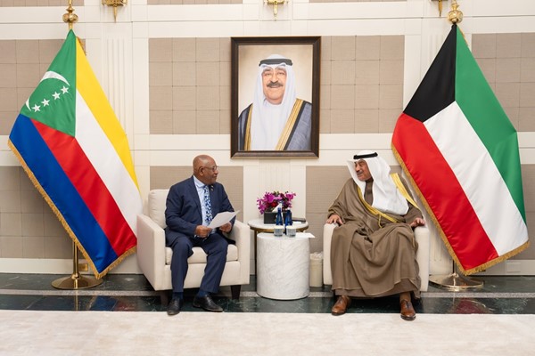 ممثل صاحب السمو الأمير الشيخ مشعل الأحمد سمو ولي العهد الشيخ صباح الخالد ورئيس اتحاد جزر القمر غزالي عثماني