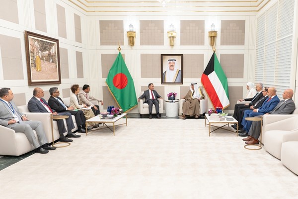  ممثل صاحب السمو الأمير الشيخ مشعل الأحمد سمو ولي العهد الشيخ صباح الخالد خلال لقائه رئيس وزراء بنغلاديش طارق رحمن والوفد المرافق له بحضور مدير عام هيئة تشجيع الاستثمار المباشر الشيخ د.مشعل جابر الأحمد والسفير منصور العتيبي ومندوب دولة الكويت الدائم لدى الأمم المتحدة السفير طارق البناي ومدير مكتب سمو ولي العهد اللواء أحمد الدعي