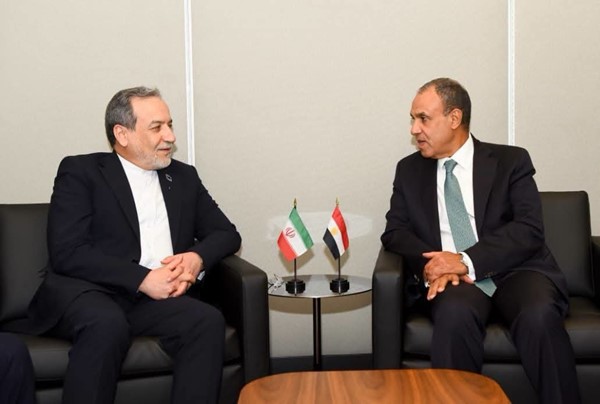 وزير الخارجية يناقش مع نظيره الإيراني الجهود المبذولة لخفض التصعيد واستئناف المسار الديبلوماسي