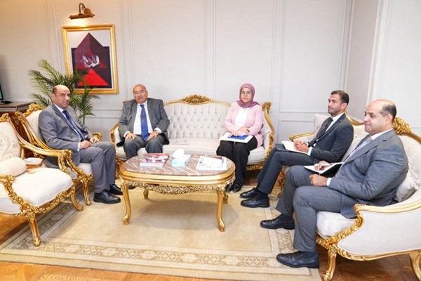 وزير العمل حسن رداد مستقبلا رئيس اللجنة الوطنية التنسيقية لمكافحة ومنع الهجرة غير الشرعية والاتجار بالبشر السفير عمرو رمضان