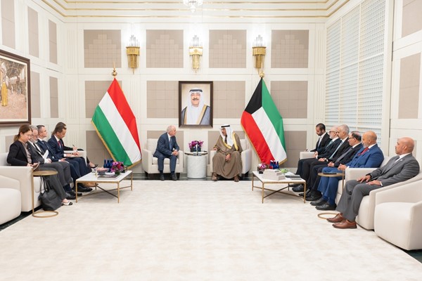  ممثل صاحب السمو الأمير الشيخ مشعل الأحمد سمو ولي العهد الشيخ صباح الخالد خلال لقائه رئيس هنغاريا الرئيس أندراس باكا والوفد المرافق له بحضور وزير الخارجية الشيخ جراح الجابر ومدير عام هيئة تشجيع الاستثمار المباشر الشيخ د.مشعل جابر الأحمد والسفير منصور العتيبي ومندوب دولة الكويت الدائم لدى الأمم المتحدة السفير طارق البناي ومدير مكتب سمو ولي العهد اللواء أحمد الدعي 