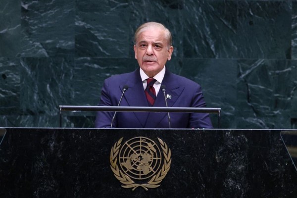 رئيس الوزراء الباكستاني محمد شهباز شريف متحدثا أمام الجمعية العامة للأمم المتحدة (أ.ف.پ)