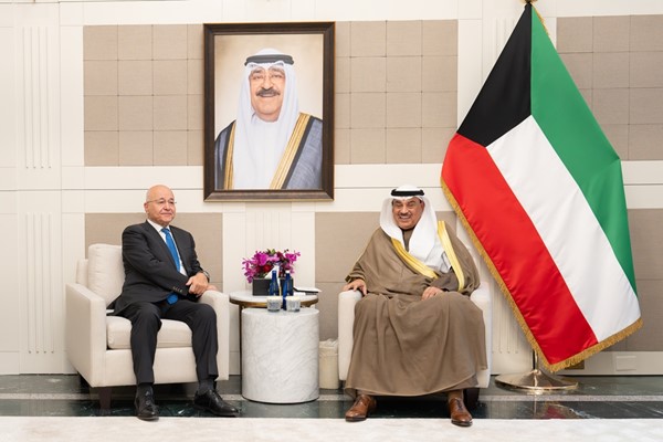  ممثل صاحب السمو الأمير الشيخ مشعل الأحمد سمو ولي العهد الشيخ صباح الخالد خلال لقائه المفوض السامي للأمم المتحدة لشؤون اللاجئين برهم صالح