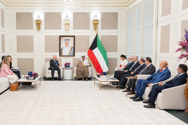 ممثل صاحب السمو الأمير الشيخ مشعل الأحمد سمو ولي العهد الشيخ صباح الخالد خلال لقائه المفوض السامي للأمم المتحدة لشؤون اللاجئين برهم صالح والوفد المرافق له بحضور حضر اللقاء وزير الخارجية الشيخ جراح الجابر ومدير عام هيئة تشجيع الاستثمار المباشر الشيخ د.مشعل جابر الأحمد والسفير منصور العتيبي ومساعد وزير الخارجية لشؤون المنظمات الدولية السفير صادق معرفي ومندوب دولة الكويت الدائم لدى الأمم المتحدة السفير طارق البناي ومدير مكتب سمو ولي العهد اللواء أحمد الدعي ومساعد وزير الخارجية لشؤون مكتب الوزير الوزير المفوض عبدالله العبيدي