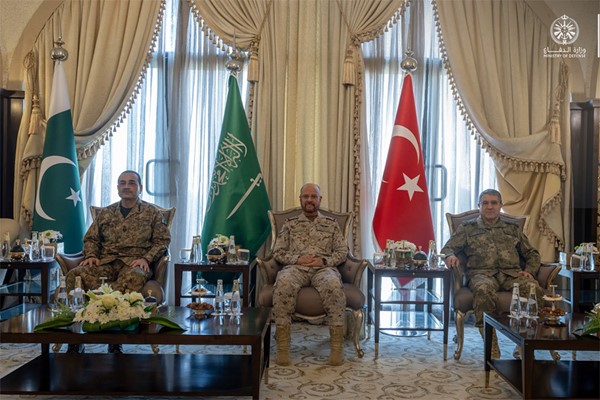رؤساء أركان السعودية وباكستان وتركيا يؤكدون بقوة التزامهم بالدفاع الجماعي