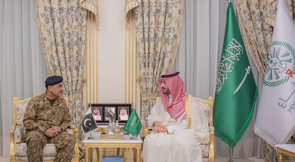 وزير الدفاع السعودي يبحث مع قائد الجيش الباكستاني الاعتداءات التي استهدفت مكة المكرمة والمنشآت المدنية بالمملكة