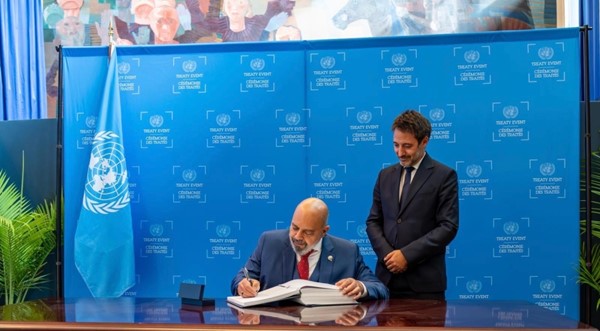 المندوب الدائم للكويت لدى الأمم المتحدة السفير طارق البناي يوقع اتفاقية الأمم المتحدة لمكافحة الجرائم الإلكترونية