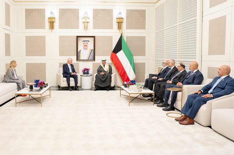 ممثل صاحب السمو الأمير الشيخ مشعل الأحمد سمو ولي العهد الشيخ صباح الخالد خلال اللقاء مع فولكان بوزكر مستشار مجلس إدارة ليماك القابضة وإبرو أوزديمير رئيسة مجلس إدارة شركة ليماك القابضة