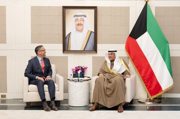 ممثل صاحب السمو الأمير الشيخ مشعل الأحمد سمو ولي العهد الشيخ صباح الخالد مستقبلا الرئيس التنفيذي لشركة AI Scale العالمية فرانسيس ديسوزا
