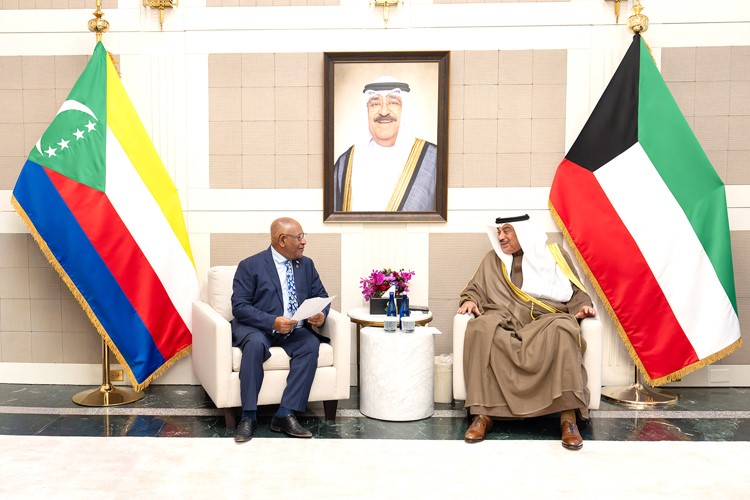 ممثل صاحب السمو الأمير الشيخ مشعل الأحمد سمو ولي العهد الشيخ صباح الخالد خلال اللقاء مع الرئيس غزالي عثماني رئيس اتحاد جزر القمر