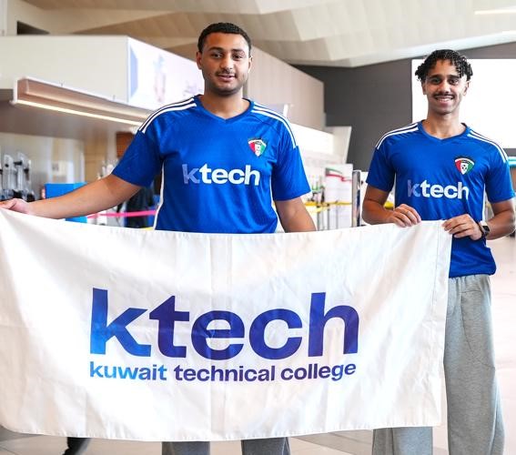طالبان من كلية الكويت التقنية في المطار خلال السفر إلى جدة