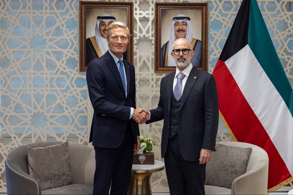 وزير الخارجية يبحث مع المدير التنفيذي بالإنابة لبرنامج الأغذية العالمي الجهود المشتركة في المجال الإنساني