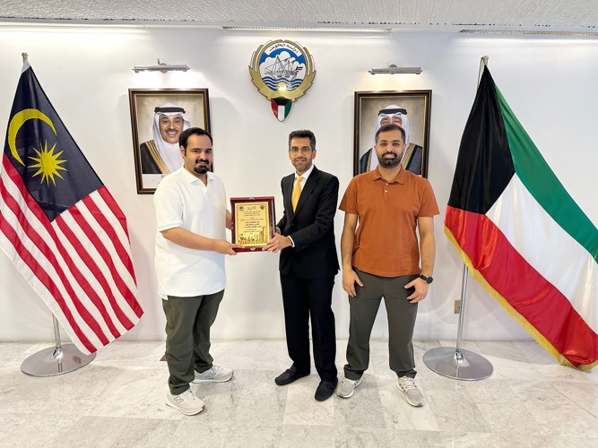 المستشار بدر الصقر خلال استقباله مشاري المطيري وخلف الشمري
