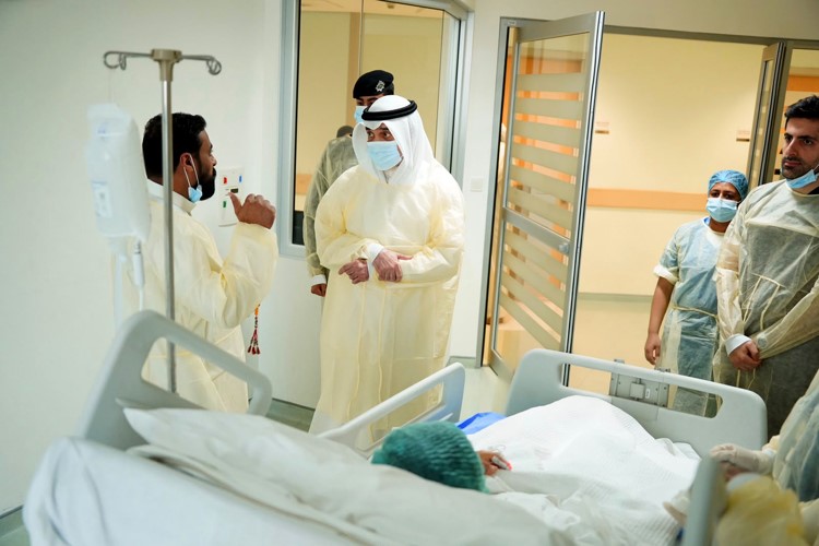 النائب الأول لرئيس الوزراء ووزير الداخلية الشيخ فهد اليوسف لدى الاطمئنان على أحد المصابين