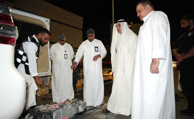 بالفيديو بإشراف مباشر من النائب الأول إحباط تهريب 47 كغم شبو و45 ليترا من السائل الخام عبر منفذ العبدلي