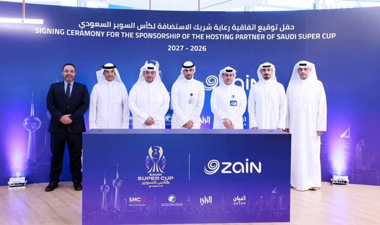 بدر الخرافي وراشد العميري يتوسطان نواف الغربللي وخالد الساير وعبدالله الشطي