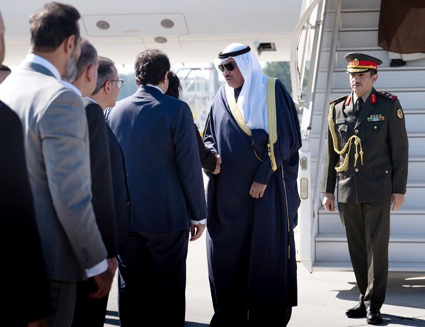 سمو ولي العهد الشيخ صباح الخالد مصافحا مستقبليه لدى وصوله مطار زيوريخ الدولي