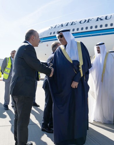 سمو ولي العهد الشيخ صباح الخالد لدى وصوله وفي استقباله مندوبنا الدائم لدى الأمم المتحدة والمنظمات الدولية الأخرى في جنيڤ السفير ناصر الهين بحضور مدير عام هيئة تشجيع الاستثمار المباشر الشيخ د. مشعل جابر الأحمد