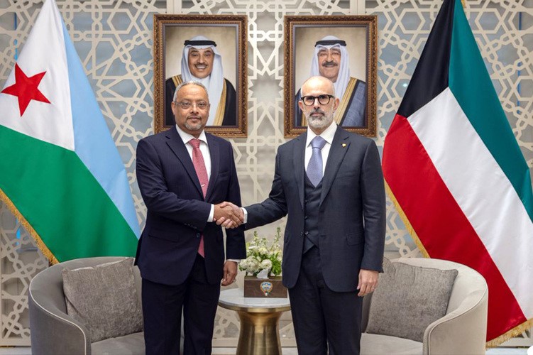 وزير الخارجية الشيخ جراح الجابر مع وزير الشؤون الخارجية والتعاون الدولي الناطق الرسمي باسم الحكومة في جيبوتي عبدالقادر عمر