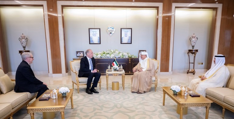 وزير شؤون الديوان الأميري الشيخ حمد جابر العلي مستقبلا وكيل وزارة الدولة لشؤون التجارة الدولية بفنلندا يارنو سيريالا بحضور سفير فنلندا يوها موستونن ومدير إدارة مكتب وزير شؤون الديوان الأميري سامي الملا