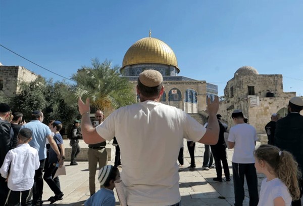 مئات المستوطنين يقتحمون المسجد الأقصى في ثالث أيام ما يسمى «عيد العرش»