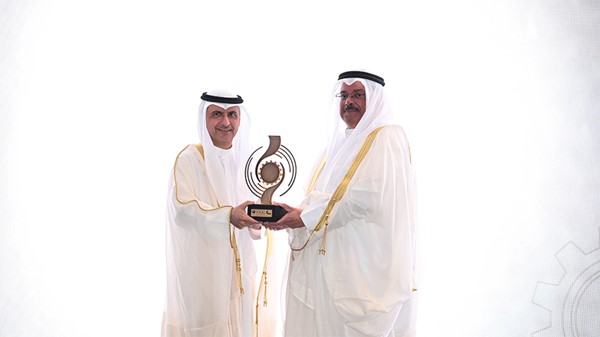 وزير الدولة للشؤون الاقتصادية والاستثمار ووزير التجارة والصناعة بالوكالة عبدالعزيز المرزوق متسلما درعاً تكريمية من المدير العام للهيئة العامة للصناعة بالتكليف شملان الجحيدلي