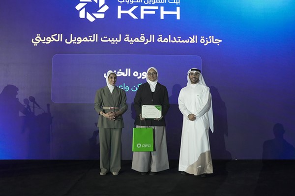 تكريم الفائزة بجائزة الاستدامة الرقمية