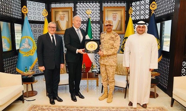 رئيس الأركان العامة للجيش يبحث مع مسؤول فنلندي التعاون العسكري