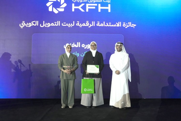 تكريم الفائزة بجائزة الاستدامة الرقمية