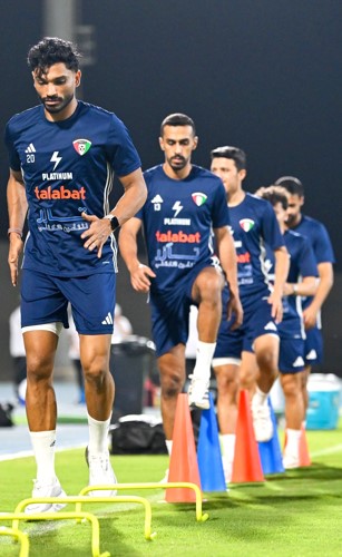 الأزرق يختتم مبارياته أمام عمان