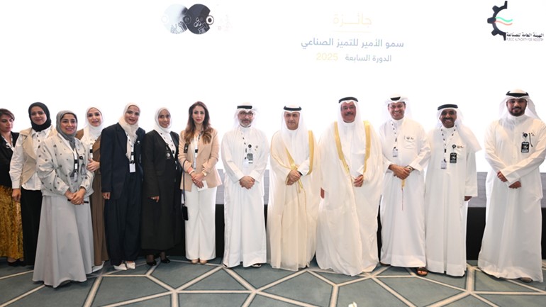 ممثل صاحب السمو أمير البلاد الشيخ مشعل الأحمد وزير الدولة للشؤون الاقتصادية والاستثمار وزير التجارة والصناعة بالوكالة عبدالعزيز المرزوق ومدير عام الهيئة العامة للصناعة بالتكليف شملان الجحيدلي يتوسطان كوادر الهيئة العامة للصناعة 	(قاسم باشا)